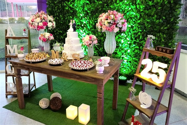 Decoração de Bodas de Prata Rústica com Muro Inglês