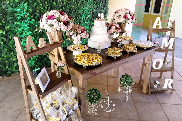 Decoração de Casamento Rústica com Muro Inglês e Flores Rosas e Pink