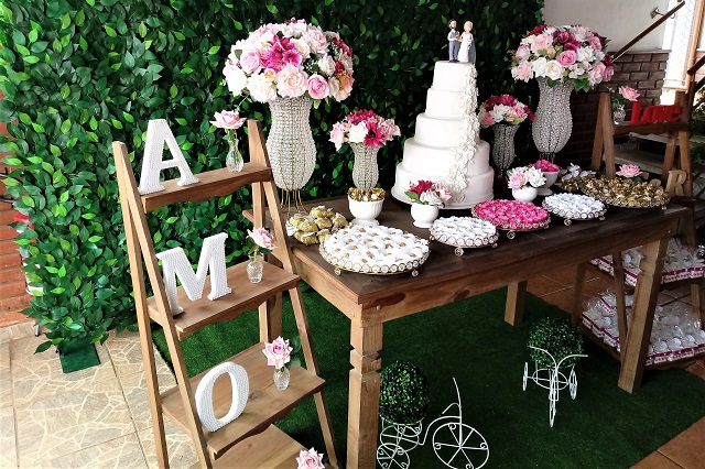 Decoração de Casamento Rústica com Muro Inglês e Flores Rosas