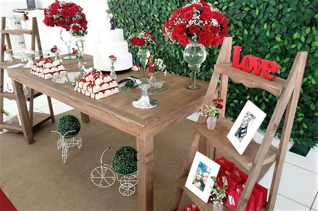 Decoração de Casamento Rústica com Muro Inglês e Flores Vermelhas