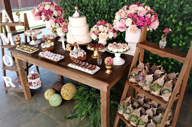 Decoração de Casamento Rústica com Porcelanas Brancas e Douradas