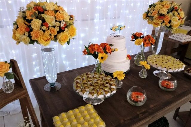 Decoração de Casamento Rústica com Painel de Led e Flores Amarelas