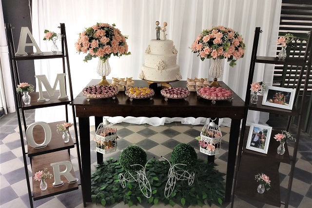 Decoração de Casamento Rústica com Vasos e Bandejas de Pedraria