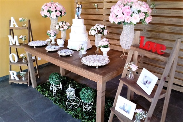 Decoração de Casamento Rústica com Pallet e Flores Rosa