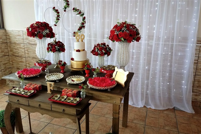 Decoração de Festa Rústica com Painel de Led e Flores Vermelhas