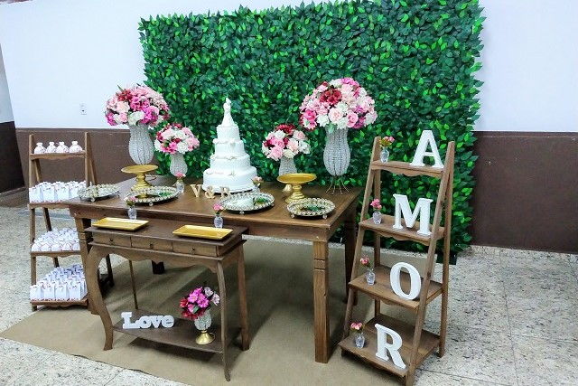 Decoração de Casamento Rústica com Painel Muro Inglês