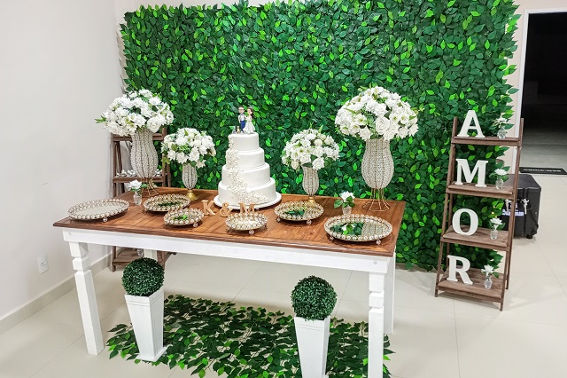 Decoração de Casamento com Mesa Rústica e Branca e Muro Inglês