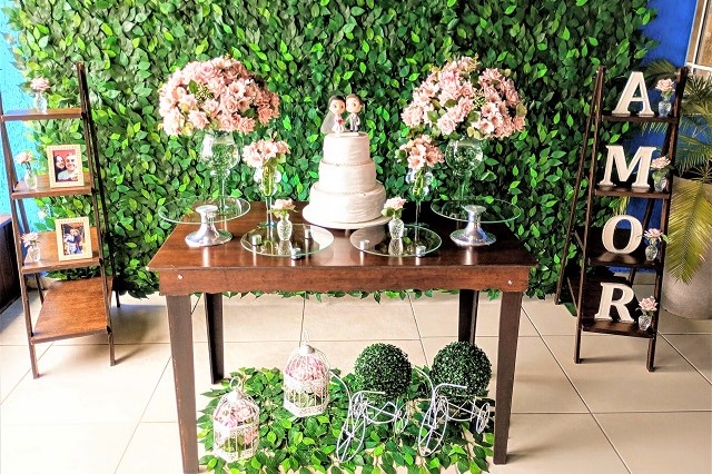 Decoração de Casamento com Vasos e Bandes de Vidro e Muro Inglês