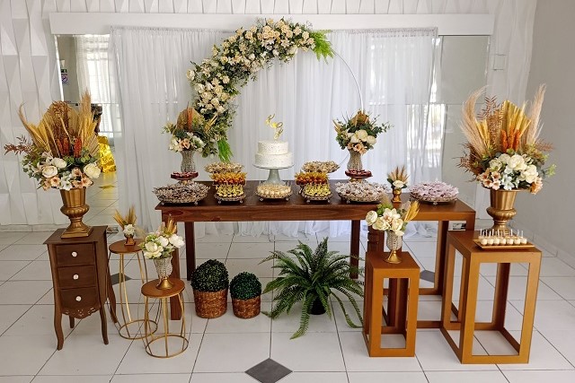 Decoração de Casamento Rústica com Arco de Flores Artificiais